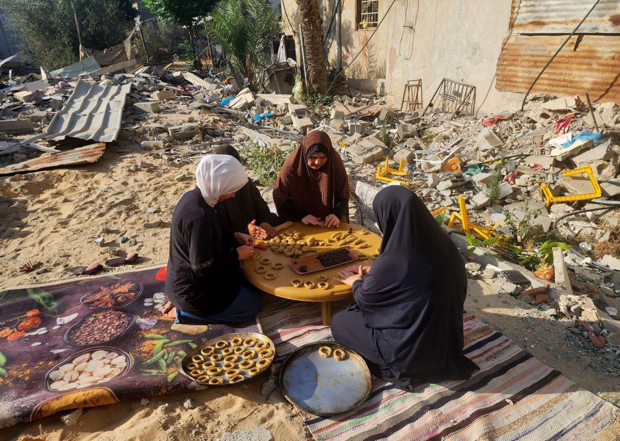  فلسطينيات يصنعن كعك العيد على أنقاض منازلهن المدمرة في خانيونس